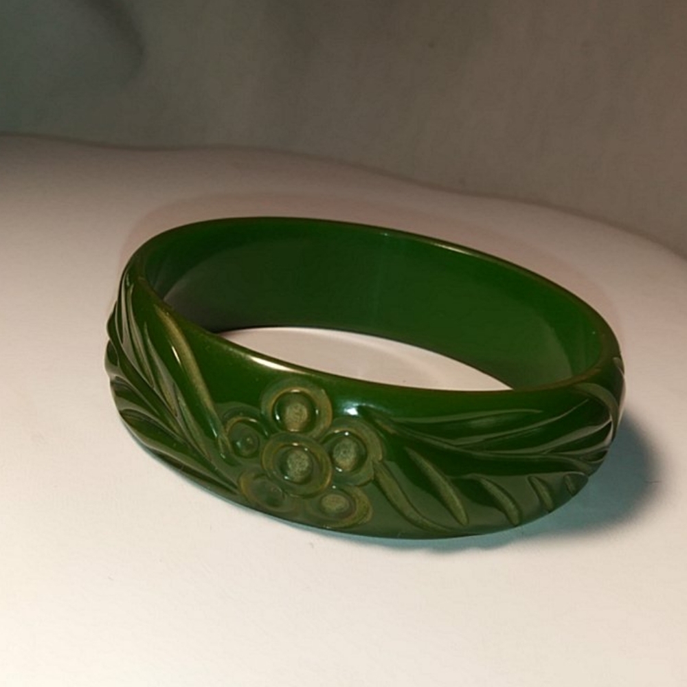 Vintage Bakelite Carved Olive 1940s Bracelet